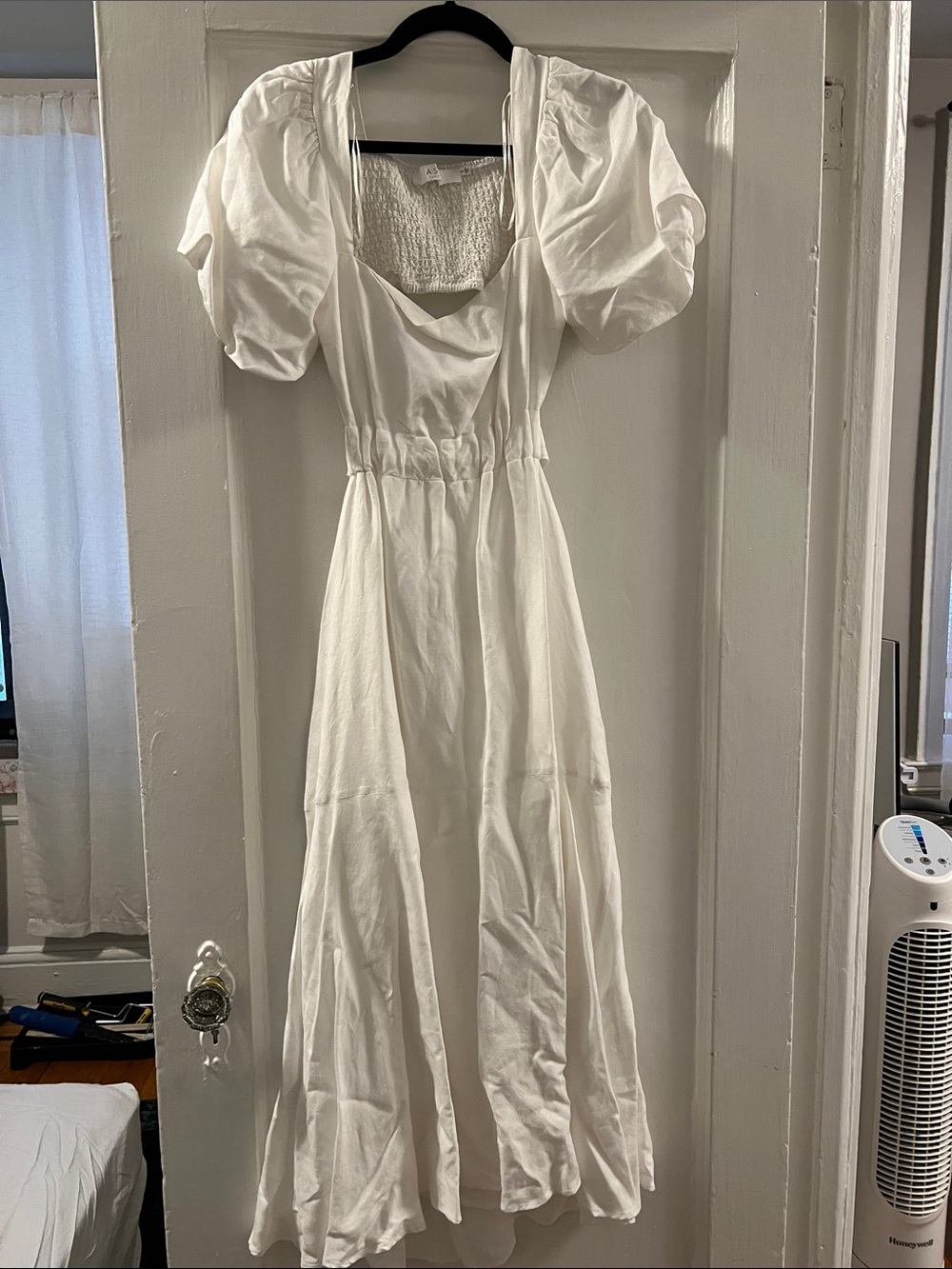 Astr White Puff-Sleeve Maxi Dress with Open Back
